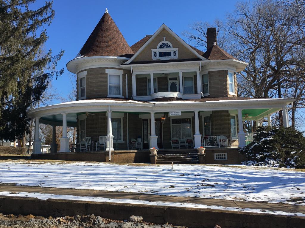 The Parlor Ironton, MO Inn for Sale