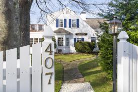 The Carriage House Inn: Front of the Main House