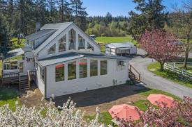 2687 West Valley Road: 10 bedroom farmhouse