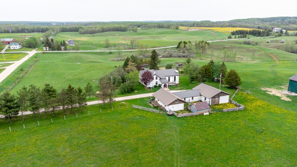 Exclusive B&B and Gentleman’s hobby farm Grey Highlands, ON Inn for Sale
