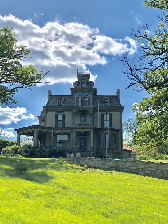 Garth Woodside Mansion Hannibal, MO Inn for Sale