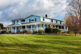 Auld Farm Inn & The Fiddle Shed : Main House