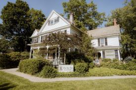 Ivy Tree Inn: Front of property