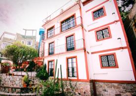 Casa Pipila: Building