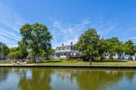 Aida's Victoriana Inn: Exterior waterfront