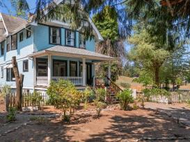 Fairytale 1910 Victorian Farmhouse on River Road: 