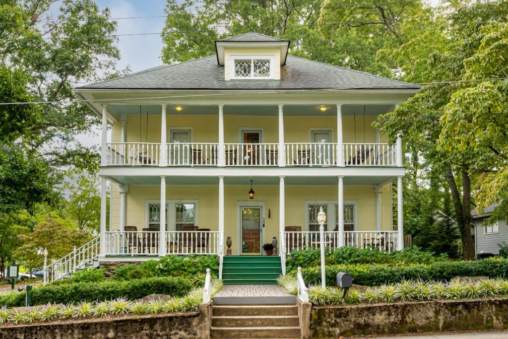 Inn Around the Corner Black Mountain, NC Inn for Sale