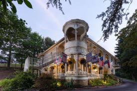 Engadine Inn and Cabins: Overview of the Inn