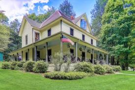 The Buck House Inn on Bald Mountain Creek: 