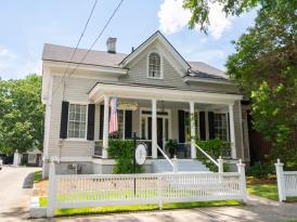 Chesnut Cottage B&B: Front of Chesnut Cottage 