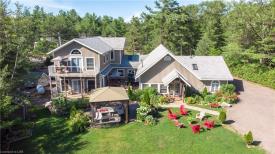 1401 Muskoka 169: Main house