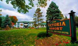 Victoria Resort B&B with Cottages: Front With Sign