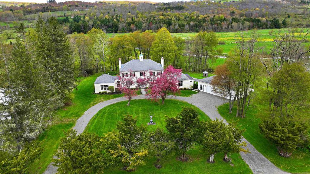 Elegant "Mount Vernon" Colonial Estate Franklin, NY Inn for Sale
