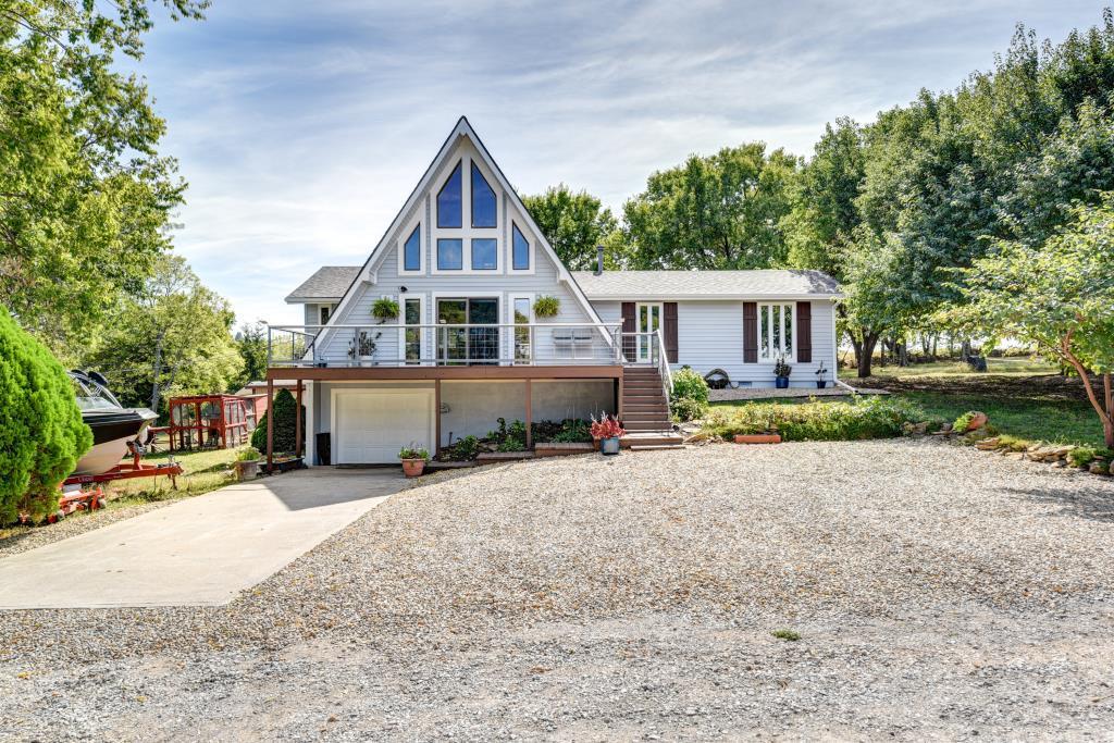 Lake Pomona AFrame Vassar, KS Inn for Sale