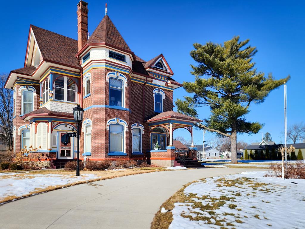 Queen Anne Bed & Breakfast Nevada, IA Inn for Sale
