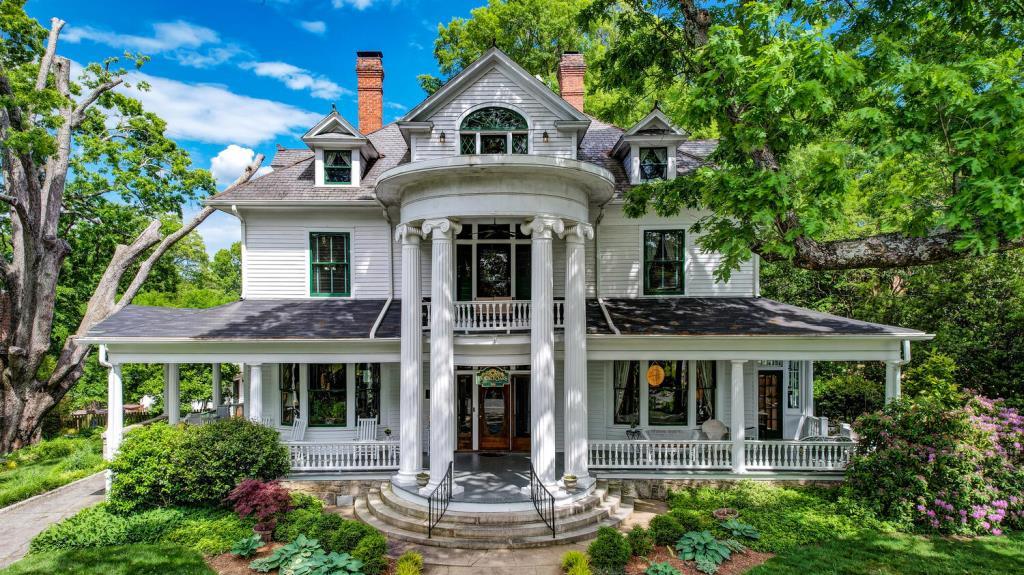 Double Oaks Bed & Breakfast Greensboro, NC Inn for Sale