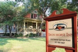 Ironhorse Inn: Front of Inn