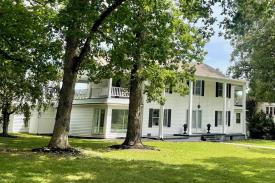 4,454+/-sf historic Antebellum style home Auction : 