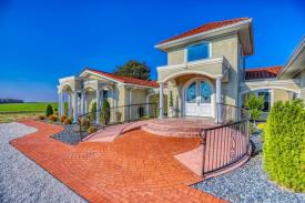 Mediterranean-style in Rural Kentucky: Front plaza