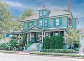 Captain Mey's Inn: Building Exterior