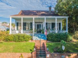 Oak Hill: Front view of house