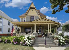Secrets on Main Bed & Breakfast: Front porch entrance