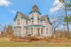 Laurel Manor House Bed and Breakfast: 1110 Montgomery Street Front Porch 