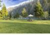 Eagle Rock Lodge: Side Lawn with River