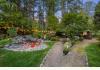 Eagle Rock Lodge: Lawn Sitting Areas