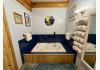 Caribou Cabins: Jacuzzi bath in main level bath