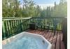 Caribou Cabins: Hot tub on back deck