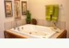 La Ville Inn: guest bath