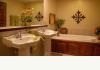 La Ville Inn: guest bath 2