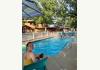 Hotel Resort: Family in Pool 