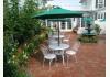 Island Manor House: Courtyard in Bloom