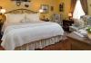 1825  Inn Bed and Breakfast: guest room 1