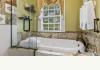 Pettigru Place Bed and Breakfast: guest bath 2