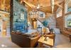 Bear Paw Lodge: The living room of the lodge