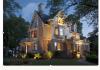 Honeybee Inn B&B: House at night