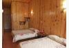 Hotel El Viandante: Warm pinewood, large window, and firm beds...