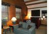 Heartland Country Resort: Log home sitting area of one of the suites