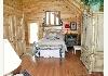 Golden Anchor Luxury Log Cabins and Restaurant: Honeymoon Queen cabin interior