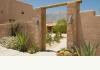 Borrego Valley Inn: Entrance to interior courtyard from parking area.