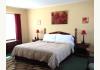 Vinehurst Inn & Suites: King bed standard room