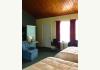 Vinehurst Inn & Suites: Two full bed standard room entrance