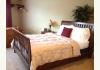 Vinehurst Inn & Suites: Queen bed whirlpool suite