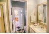 East Main Guest House: Downstairs bath