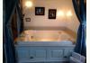 McCloud River Inn Bed & Breakfast: Waterfall Room Bath