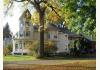 Hugging Bear Inn & Shoppe: Front/side view of Inn