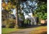 Hugging Bear Inn & Shoppe: Carriage house and back of Inn